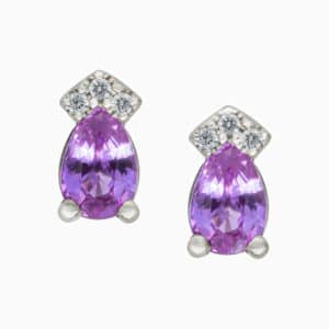 Boucles d'oreilles Maelys en or blanc 750/1000ème,montée de 2 Saphirs roses taille poire et de 6 diamants taille brillant.