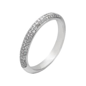 Micro Pavage est une bague en or blanc 750/1000ème accompagnée d'un pavage 3 rangs de 60 Diamants taille brillant. - oblique