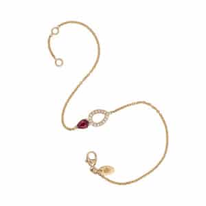 Le bracelet Angélys est en or jaune 750/1000ème, monté d'un Rubis taille poire accompagné d'un pavage Diamants en forme de poire. Ouvert