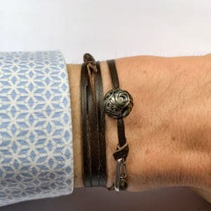 Orohena est un bracelet avec une perle de Tahitironde " Gravé " de diamètre 12.0mm. Bracelet en cuire à enrouler. Il mesure 30.0cm de longueur. - sur poignet