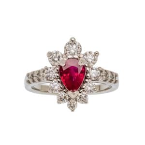 Majesty est une bague en or blanc avec en son centre un rubis rouge taille poire et des diamants formant les pétales. Diamants sur le corps. - face