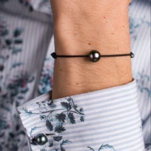 Mo'Orea est un bracelet avec une perle de Tahiti. Le bracelet est en nylon couleur noir. Réglable entre 15.0cm à 25.cm de longueur. - sur poignet