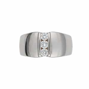 Trilogy est une bague jonc en or Blanc 750/1000ème avec au centre trois Diamants taille brillant. - Face