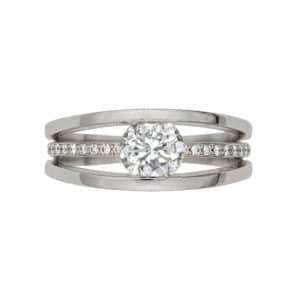 La bague Ellipse Joaillerie est en or blanc 750/1000ème au centre un Diamant taille brillant. Accompagné de Diamants sur le corps de bague.