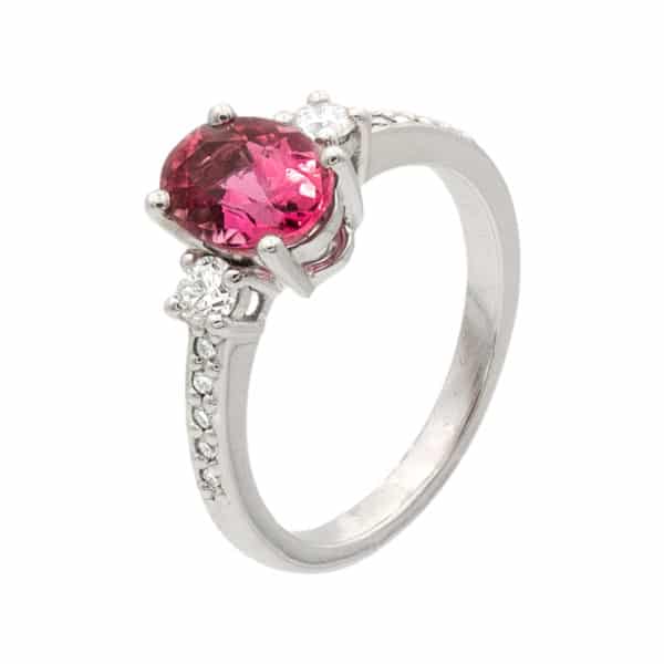 Bague Scintillante Or blanc 750/1000ème. Au centre une Tourmaline taille ovale avec 2 diamants taille brillant et 2 rangées de 5 diamants.