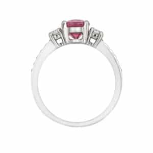 Bague Scintillante Or blanc 750/1000ème. Au centre une Tourmaline taille ovale avec 2 diamants taille brillant et 2 rangées de 5 diamants. Vue de profil.