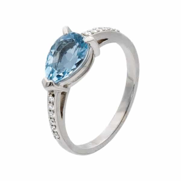 La bague Amanlis est en or blanc 750/1000ème. Au centre une Aigue Marine taille poire et sur les côtés de 12 Diamants taille brillant.