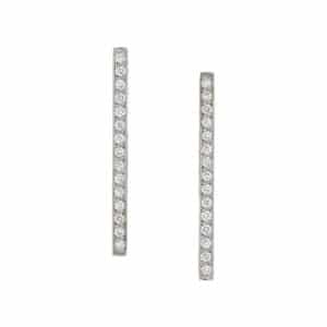 Néon est une paire de boucle d'oreilles Neon est en Or Blanc 750/1000ème avec saphirs roses taille poire, accompagnés de diamants et système alpas.- face