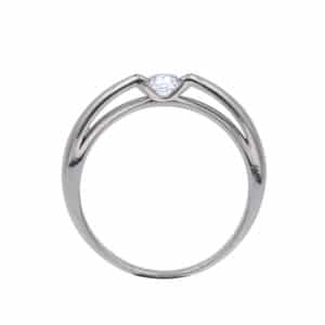 Nina est une bague solitaire en or blanc 750/1000ème montée d'un Diamant taille brillant. - profil