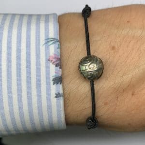 Tahiti Nui est un bracelet avec une perle de Tahiti "gravé". Le bracelet est en nylon couleur noir. Réglable entre 15.0cm à 25.cm de longueur. - Poignet Zoom