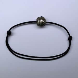 Tahiti Nui est un bracelet avec une perle de Tahiti "gravé". Le bracelet est en nylon couleur noir. Réglable entre 15.0cm à 25.cm de longueur. - face