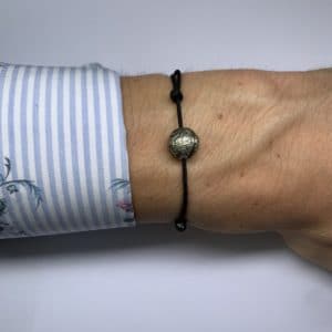 Tahiti Nui est un bracelet avec une perle de Tahiti "gravé". Le bracelet est en nylon couleur noir. Réglable entre 15.0cm à 25.cm de longueur. - sur poignet