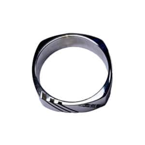 Racer est une bague en argent 925/1000ème de forme carré avec 3 stries. Elle est accompagnée de 3 Diamants noirs. - intérieur