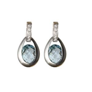 Raindrop est une paire de boucles d'oreilles topazes