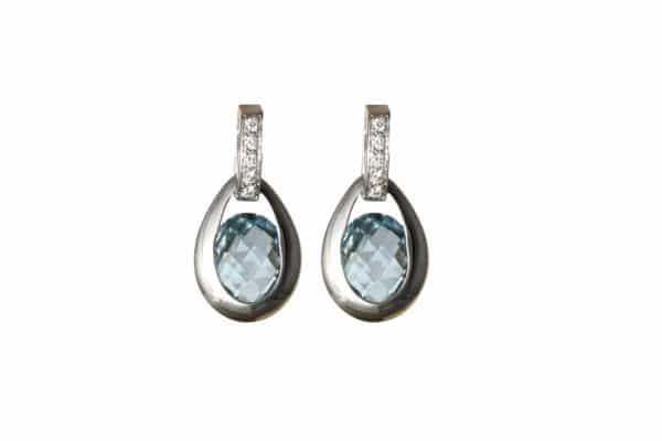 Raindrop est une paire de boucles d'oreilles topazes